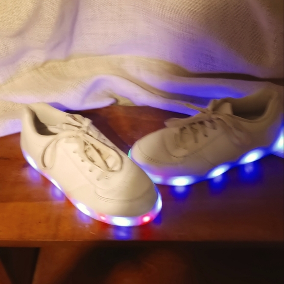 Wise & Ope light up white T-shoes - Picture 2 of 5